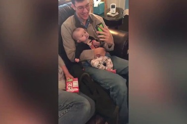 Em bé đáng yêu thích chụp ảnh “tự sướng”