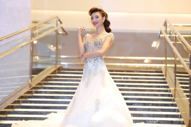 Hồng Quế làm cô dâu xinh đẹp