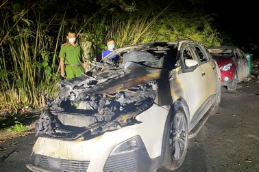 Chồng tưới xăng, đốt ô tô cấp trên của vợ vì ghen tuông