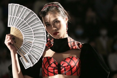 Sinh viên Kiến trúc trình diễn thời trang đầy thần thái