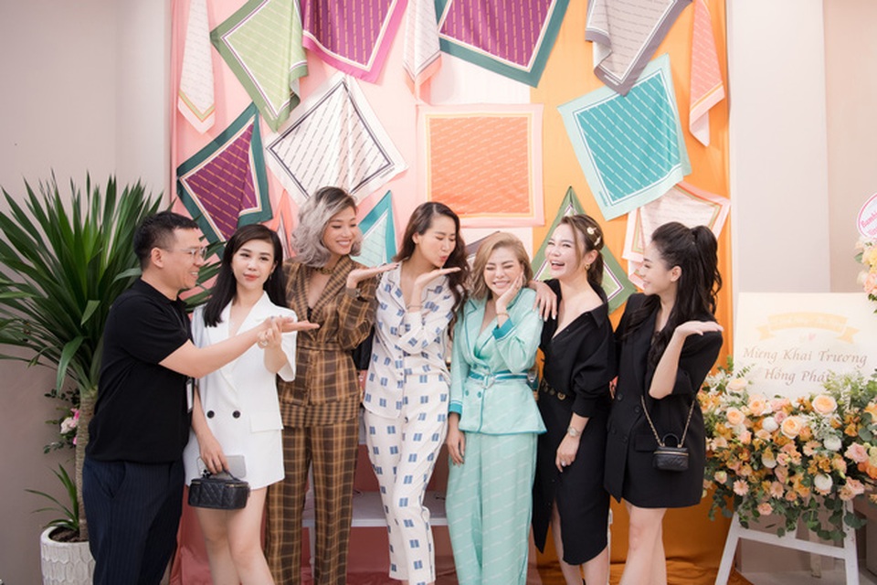 Diễn viên Thu Trang, Dương Thùy Linh đọ sắc cùng NTK Thu Yến - 1 Diễn viên Thu Trang, Dương Thùy Linh đọ sắc cùng NTK Thu Yến - 1