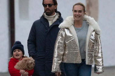 Con gái tỷ phú F1 vui vẻ đi nghỉ giáng sinh sau khi nhà bị mất trộm