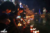 Lung linh hoa đăng và khát vọng hòa bình bên dòng sông Thạch Hãn