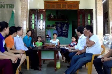 Clip Trao tiền nhân ái đến tay ba đứa trẻ mồ côi