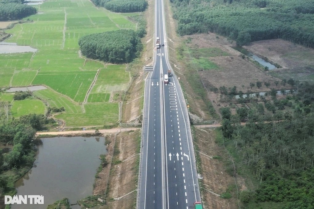 Bổ sung vạch nét đứt để vượt xe trên cao tốc Cam Lộ - La Sơn - 1