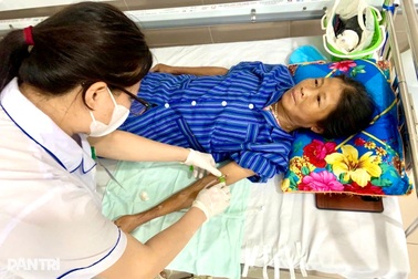 Chồng "khờ" mong cứu vợ suy thận giai đoạn cuối