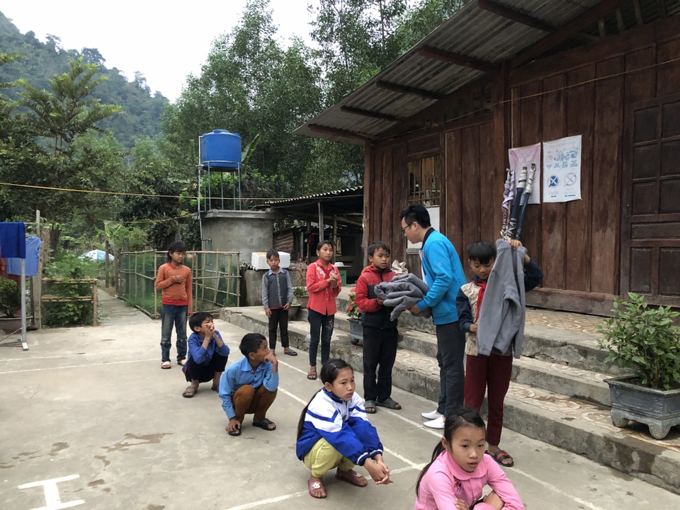 100 em nhỏ vùng biên giới Nghệ An được báo Dân trí tặng áo ấm giữa những ngày đông - 6 100 em nhỏ vùng biên giới Nghệ An được báo Dân trí tặng áo ấm giữa những ngày đông - 6