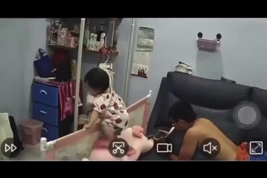 Bố lạnh lùng vô tâm khi con nhỏ bị ngã khiến dân mạng phẫn nộ