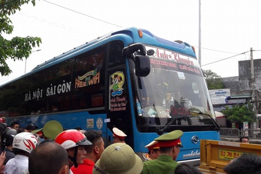 Bị công an kiểm tra, tài xế xe khách cố thủ giữa đường suốt hơn 4 tiếng