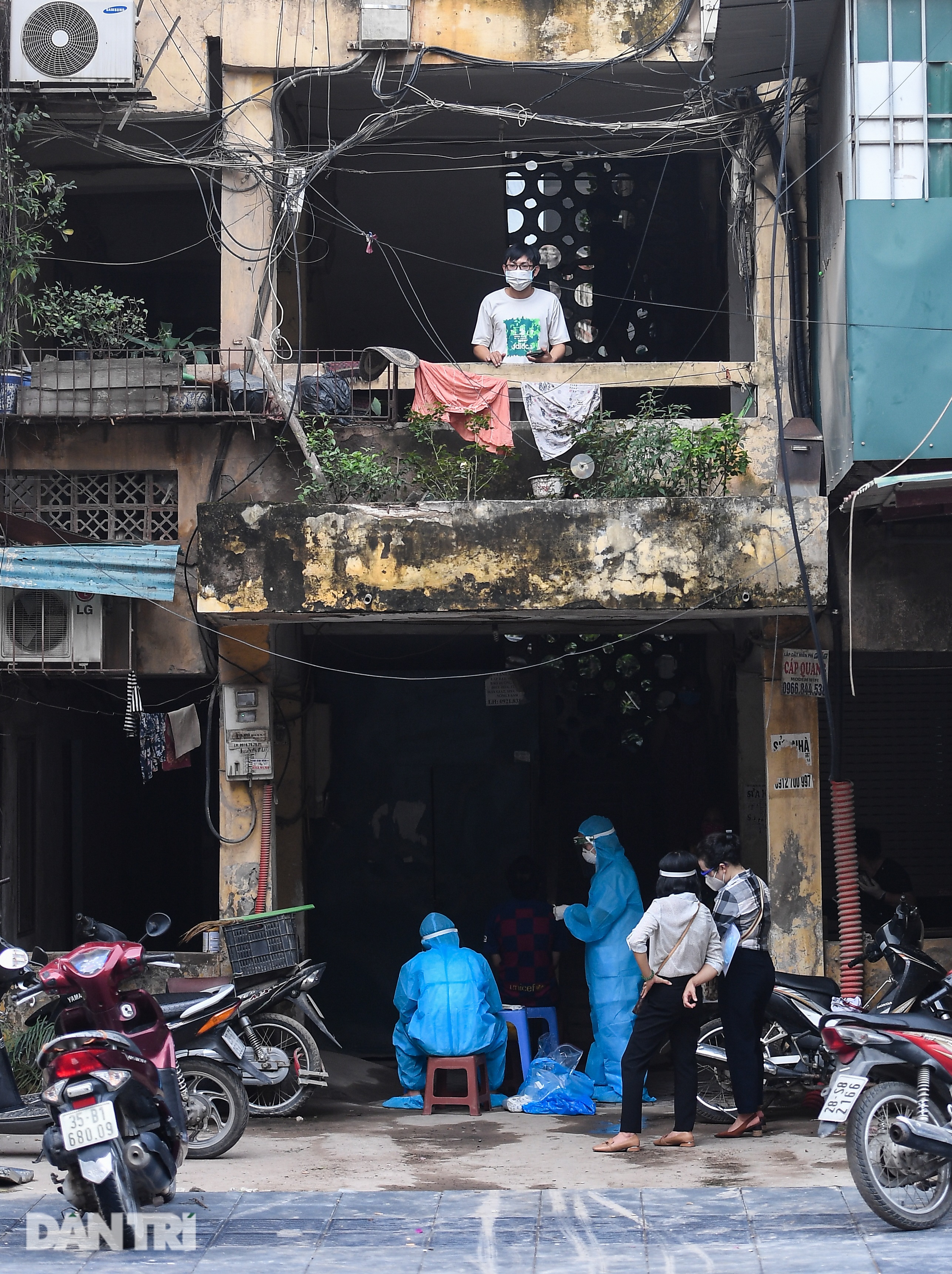 Hà Nội: Đi từng ngõ, gõ từng nhà tiếp tế cho ổ dịch quận Thanh Xuân - 14 Hà Nội: Đi từng ngõ, gõ từng nhà tiếp tế cho ổ dịch quận Thanh Xuân - 14