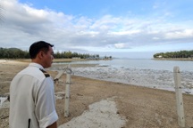 Bãi biển ở Nha Trang bị giăng kẽm gai, rào chắn