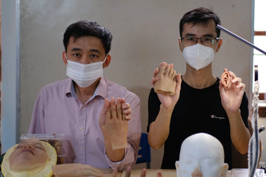 Hai chàng trai 8X khởi nghiệp làm mũi, tay, chân giả cho người khiếm khuyết