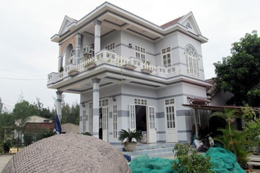 Thủy thủ tỷ phú sắm nhà lầu, xe hơi ở "Làng Chanchu"