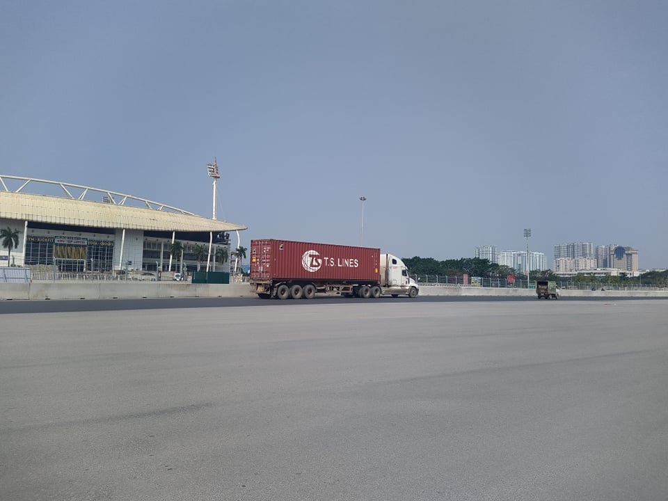 Bất chấp lệnh cấm nhiều xe tải hạng nặng vẫn ngạo nghễ vào đường đua F1 - 3 Bất chấp lệnh cấm nhiều xe tải hạng nặng vẫn ngạo nghễ vào đường đua F1 - 3