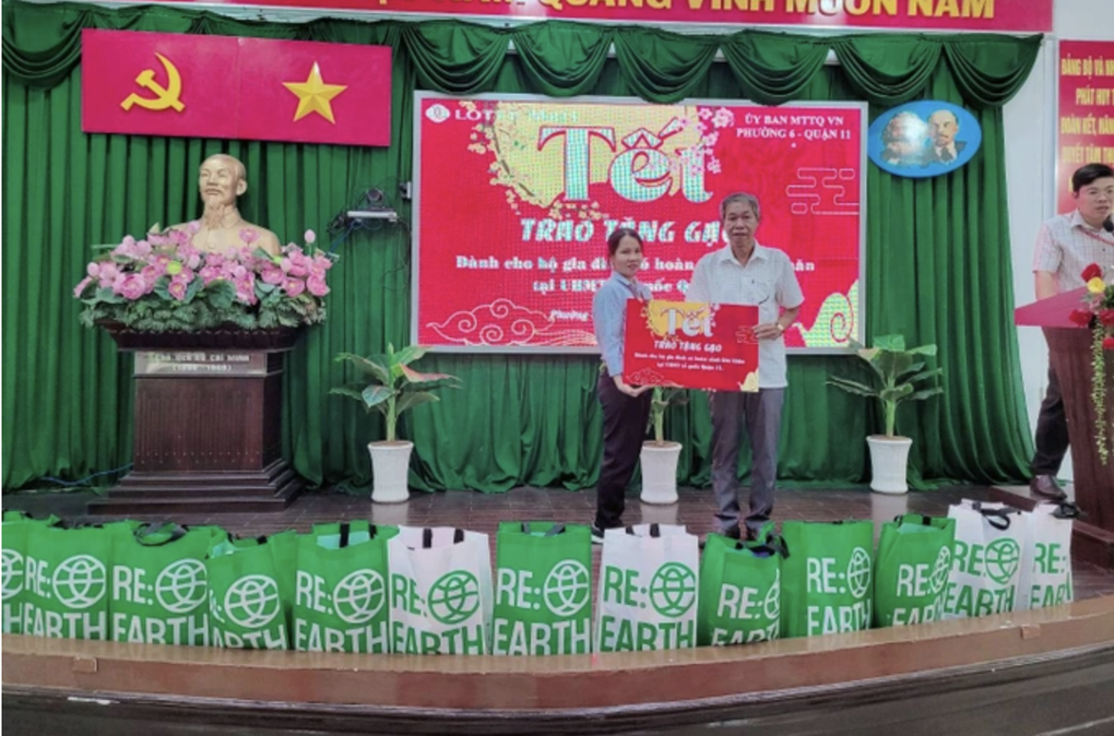 LOTTE Mart trao tặng 16 tấn gạo cho các hộ gia đình khó khăn - 3 LOTTE Mart trao tặng 16 tấn gạo cho các hộ gia đình khó khăn - 3