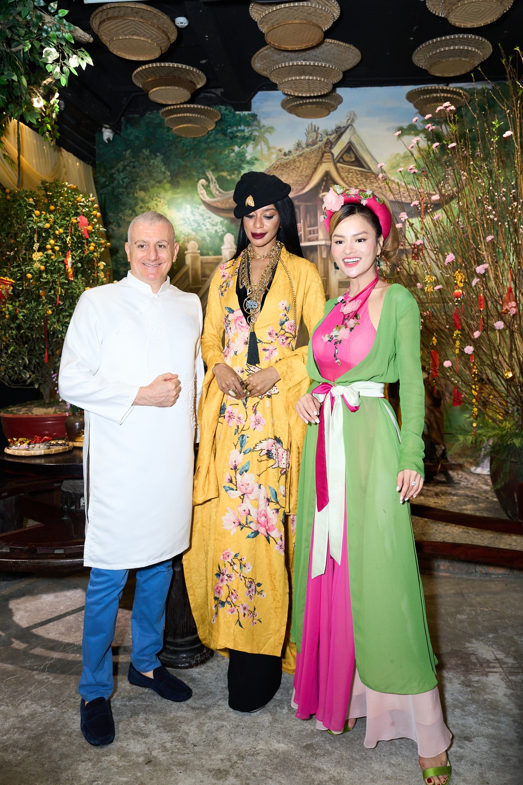 Diva Hồng Nhung đưa con trai du xuân, diện mạo quý tử gây chú ý - 7 Diva Hồng Nhung đưa con trai du xuân, diện mạo quý tử gây chú ý - 7