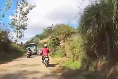 Đừng mạo hiểm cố vượt xe tải