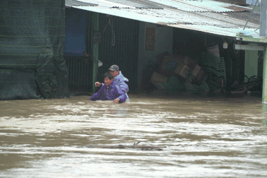Người dân vùng lũ Phú Yên chèo thuyền trên đường, bỏ nhà đi tránh lũ