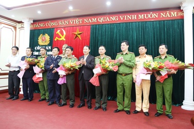 Trao thưởng nóng vụ bắt 45 bánh heroin và vụ vận chuyển trái phép gần 1 triệu nhân dân tệ