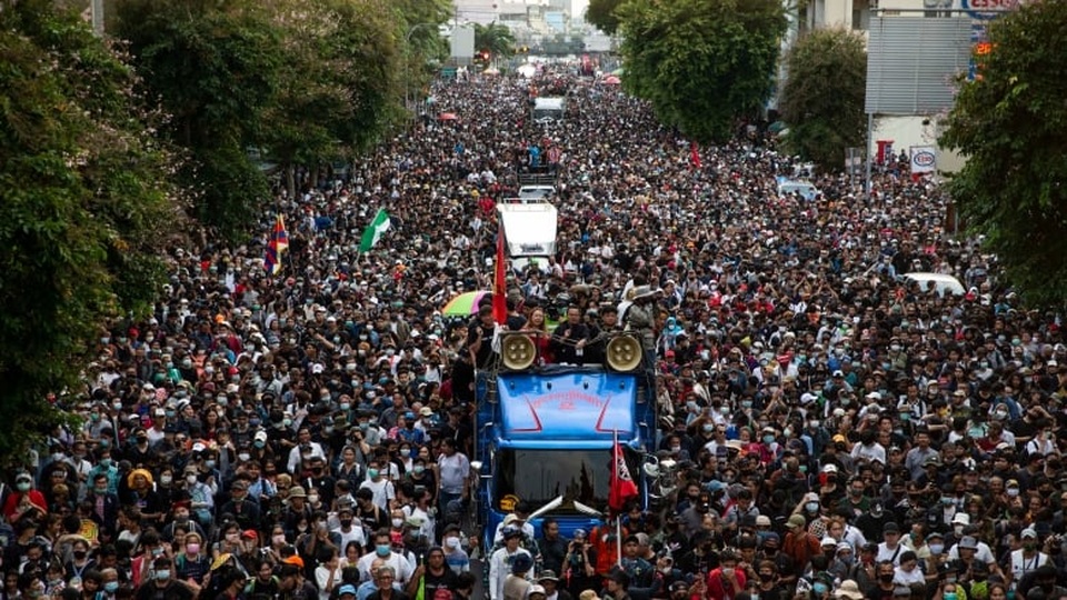 Người biểu tình đòi minh bạch tài sản hơn 40 tỷ USD của hoàng gia Thái Lan - 1