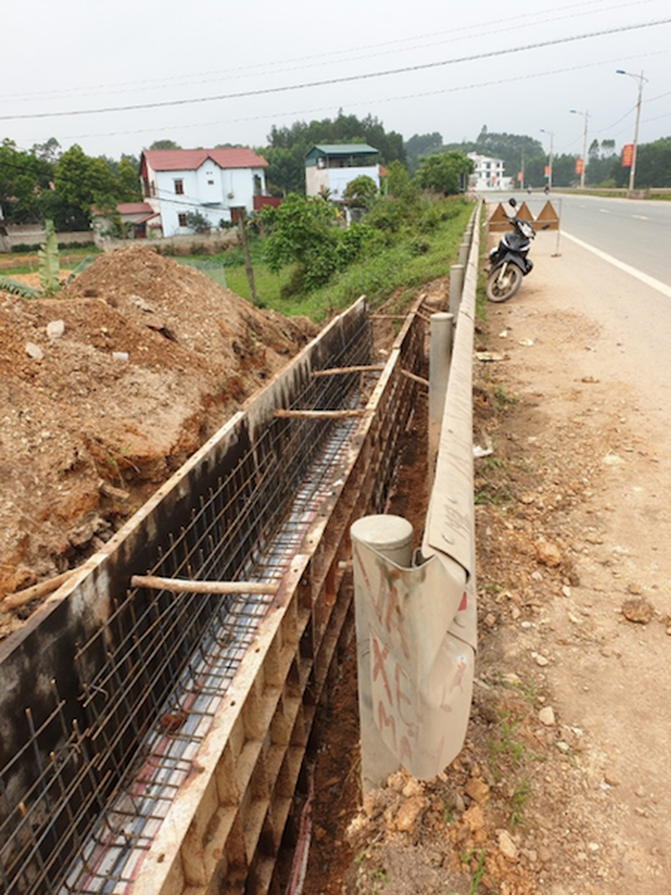 Hàng loạt “hố bẫy” trên QL 1A được khắc phục ngay sau khi Dân trí phản ánh - 4 Hàng loạt “hố bẫy” trên QL 1A được khắc phục ngay sau khi Dân trí phản ánh - 4