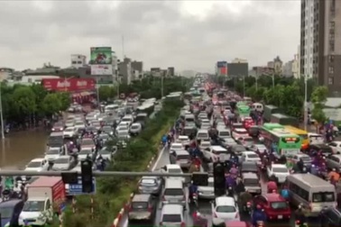 Hà Nội ùn tắc nghiêm trọng trên nhiều tuyến đường