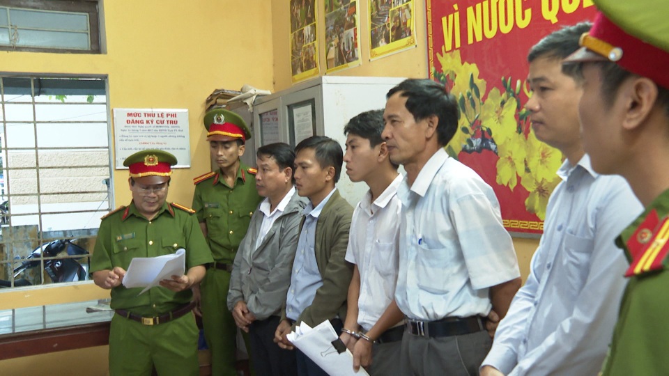 Khởi tố, bắt tạm giam 5 cán bộ cấp sai sổ đỏ - 1 Khởi tố, bắt tạm giam 5 cán bộ cấp sai sổ đỏ - 1