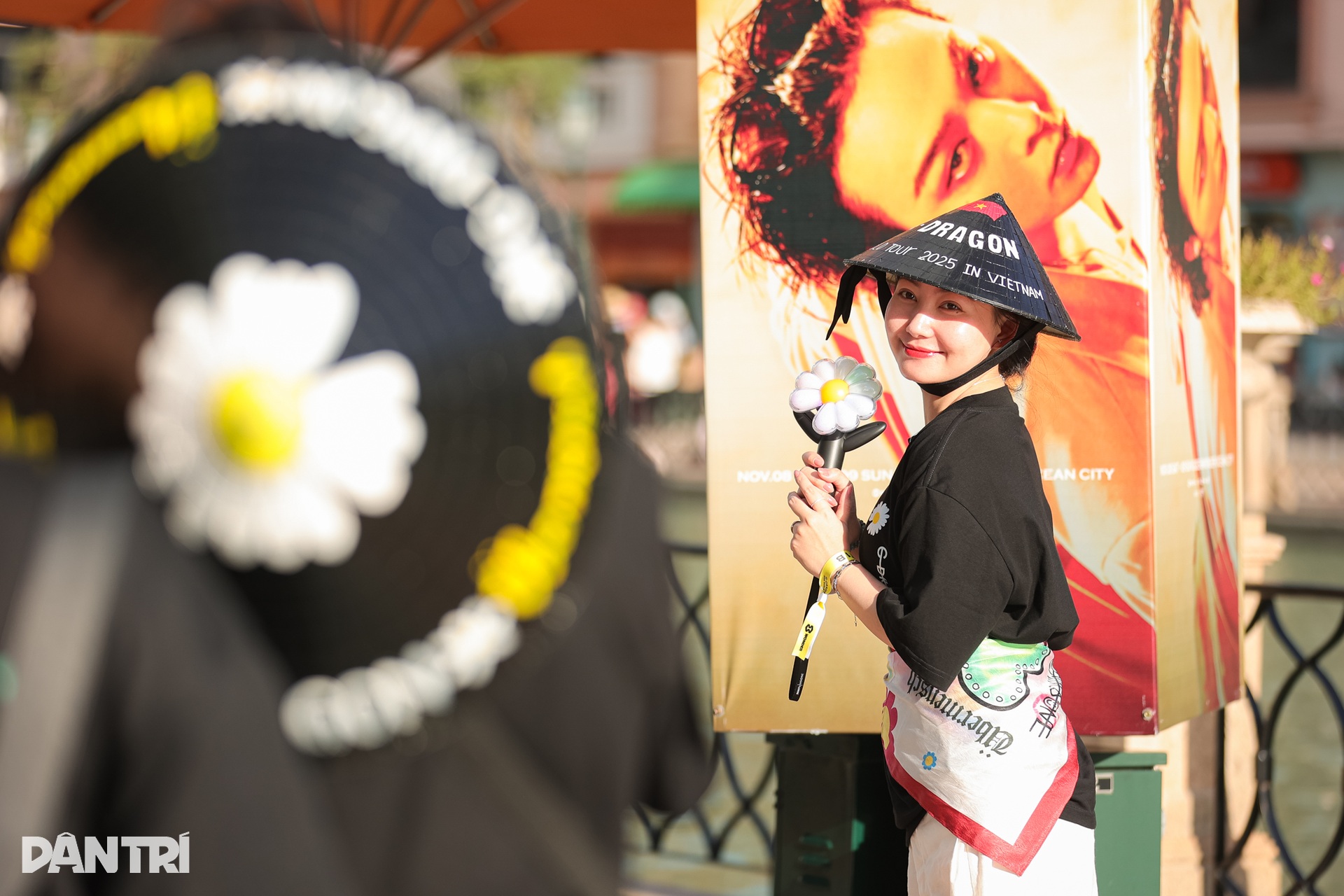 Fan mặc váy cô dâu đi gặp G-Dragon tại đêm nhạc ở Hưng Yên - 13