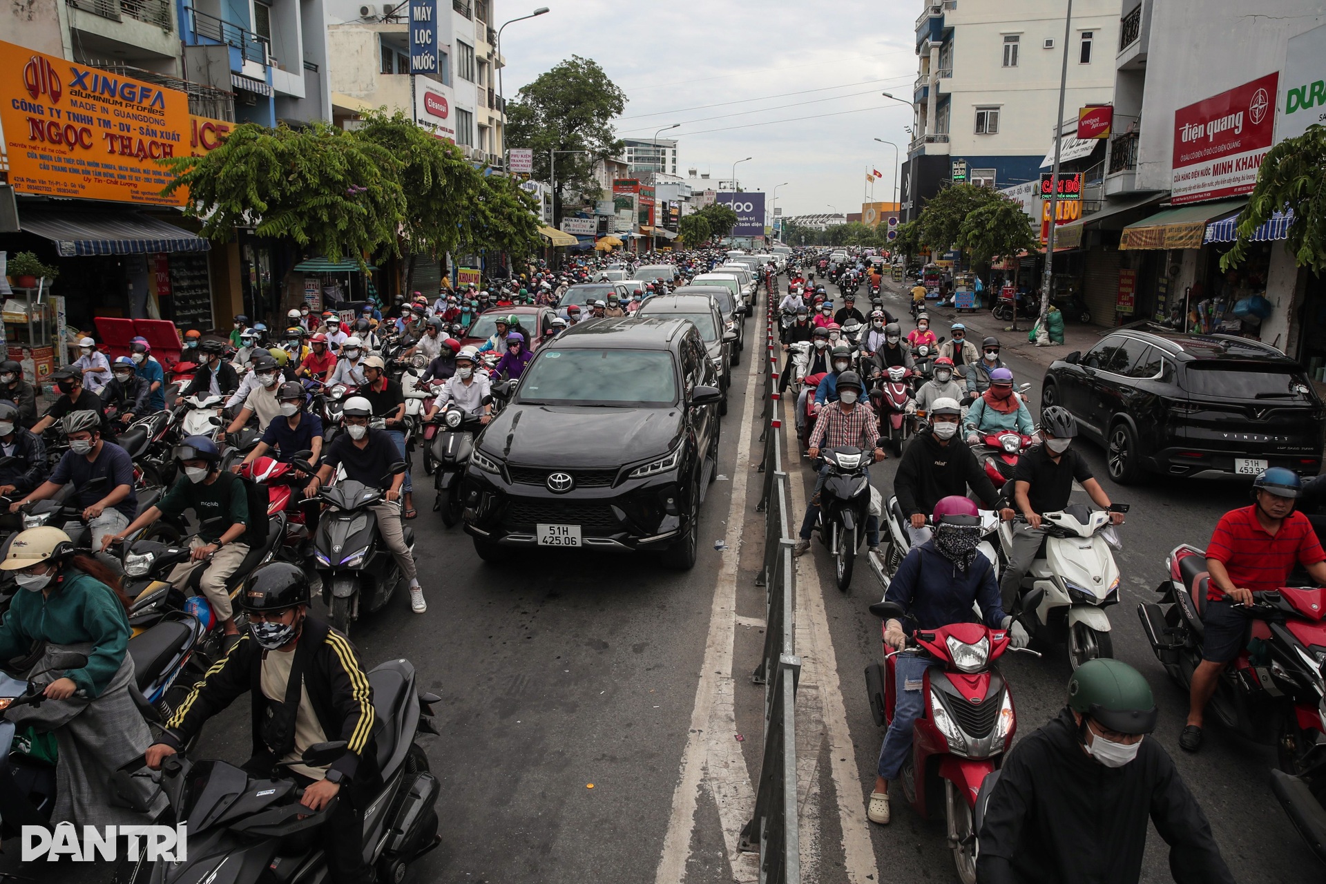 Đủ kiểu vi phạm giao thông trên đường phố TPHCM - 2 Đủ kiểu vi phạm giao thông trên đường phố TPHCM - 2