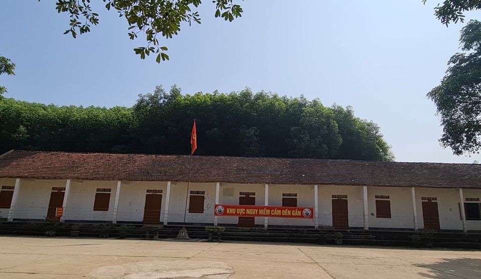 Trường sắp sập, học sinh phải học tạm trong nhà xe cũ - 3 Trường sắp sập, học sinh phải học tạm trong nhà xe cũ - 3