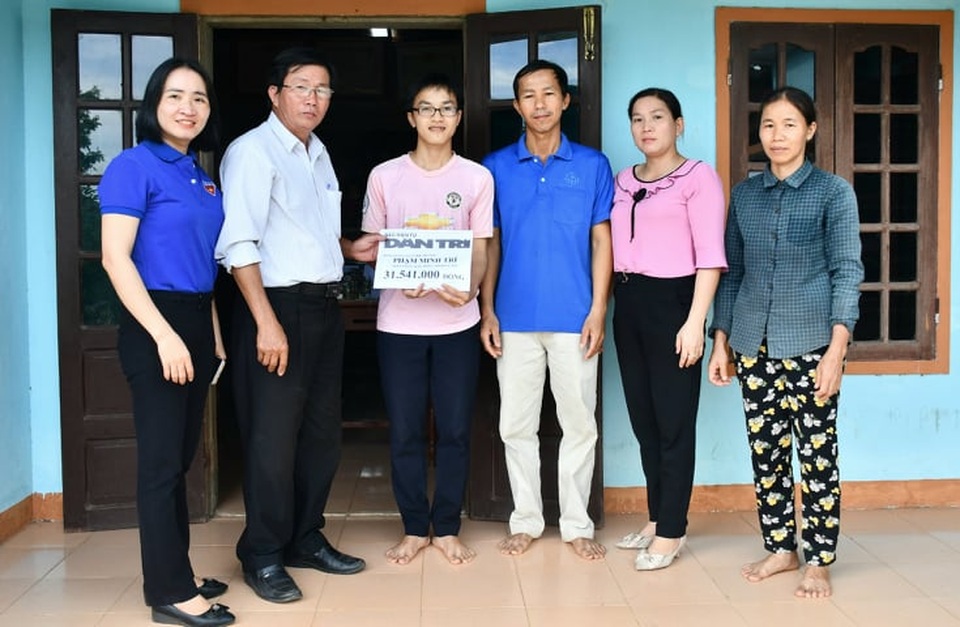 Chàng trai nghèo có điểm xét tuyển 29,55 điểm được bạn đọc Dân trí giúp đỡ - 1 Chàng trai nghèo có điểm xét tuyển 29,55 điểm được bạn đọc Dân trí giúp đỡ - 1