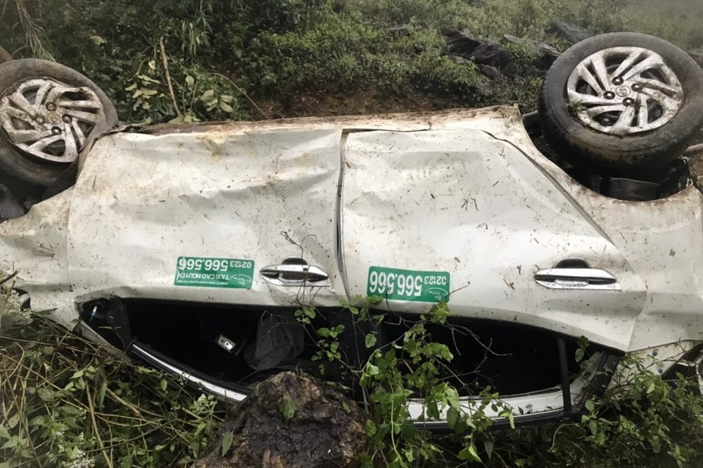 Taxi lao xuống vực sâu 120m, 3 người trọng thương - 2 Taxi lao xuống vực sâu 120m, 3 người trọng thương - 2