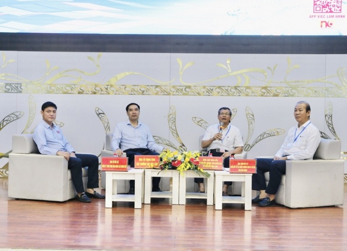 Tham dự tọa đàm có ông Vũ Trọng Bình, Cục trưởng Cục Việc làm, Bộ Lao động - Thương binh và Xã hội; Ông Ngô Xuân Liễu, Giám đốc Trung tâm quốc gia về Dịch vụ việc làm; Ông Trịnh Đức Tài, Giám đốc Sở Lao động - Thương binh và Xã hội tỉnh Bình Dương; Đại diện các trung tâm dịch vụ việc làm của 16 tỉnh, thành khu vực phía Nam.