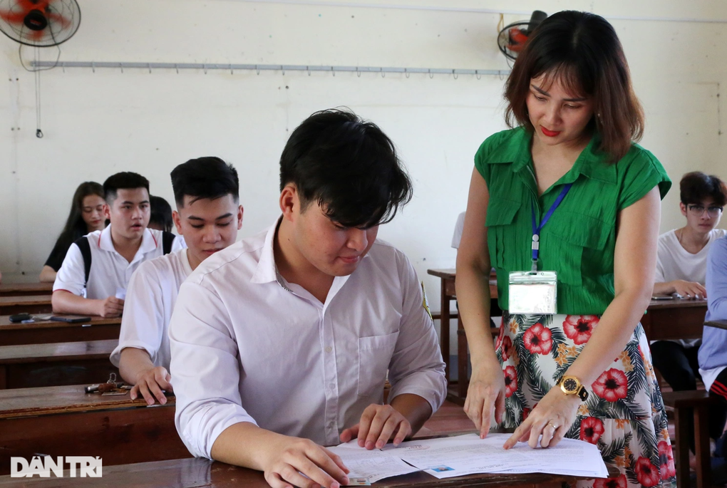 Tâm lý thí sinh khá thoải mái trong buổi thi đầu tiên - 3 Chiều ngày hôm qua (6/7), các cán bộ coi thi hướng dẫn cụ thể các quy định khi làm bài thi, nên trong buổi thi đầu tiền các thí sinh khá thoải mái, tự tin bước vào môn thi đầu tiên.