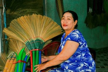 Kiếm tiền tỷ từ nghề quấn chổi