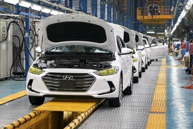 Ưu đãi lớn, ô tô Việt vẫn chật vật giảm giá thành