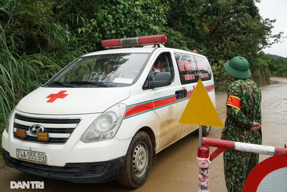 Những chuyến xe cứu thương từ khu sạt lở ở Sư đoàn 337 - 4 Những chuyến xe cứu thương từ khu sạt lở ở Sư đoàn 337 - 4