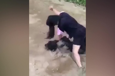 Hai nữ sinh đánh nhau tới tấp ở cổng trường