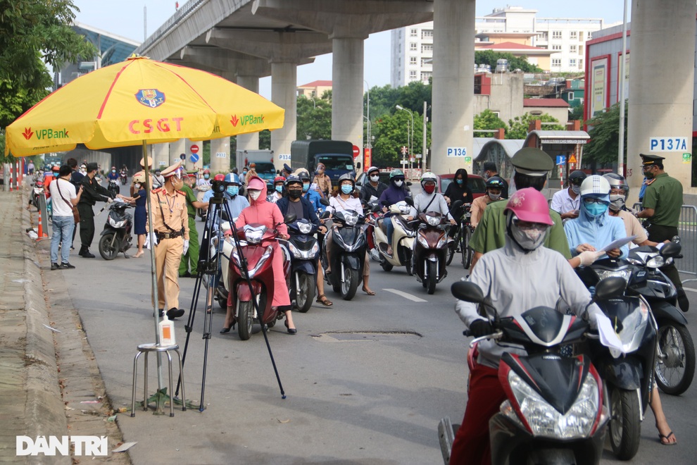 Hàng nghìn người Hà Nội đổ ra đường sau thông báo dùng giấy đi đường cũ - 1 Hàng nghìn người Hà Nội đổ ra đường sau thông báo dùng giấy đi đường cũ - 1