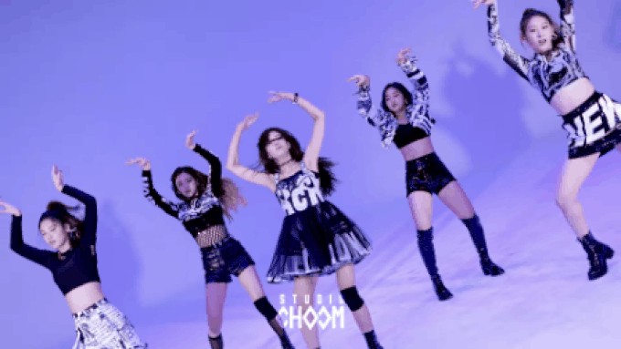 Yuna (ITZY) chỉ ngẫu hứng nháy mắt khi trình diễn WANNABE thôi mà khiến fan đổ rạp, các thành viên tức tốc học hỏi theo ngay đi này! - Ảnh 7. Yuna (ITZY) chỉ ngẫu hứng nháy mắt khi trình diễn WANNABE thôi mà khiến fan đổ rạp, các thành viên tức tốc học hỏi theo ngay đi này! - Ảnh 7.
