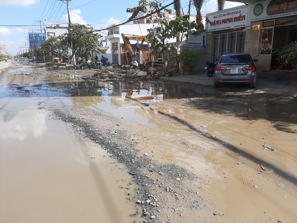Sóc Trăng: Dân khổ vì thi công đường ì ạch, gây ngập úng kéo dài - 3 Sóc Trăng: Dân khổ vì thi công đường ì ạch, gây ngập úng kéo dài - 3