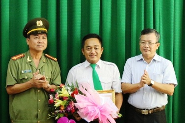 Thưởng nóng tài xế taxi mưu trí nhốt cướp trong xe