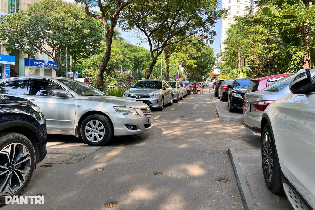 Hà Nội: Ô tô quây trụ sở công, đỗ kín lối dành cho người đi bộ - 3 Hà Nội: Ô tô quây trụ sở công, đỗ kín lối dành cho người đi bộ - 3