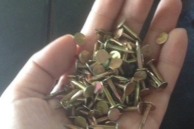 4 bánh xe "dính"… 30 chiếc đinh