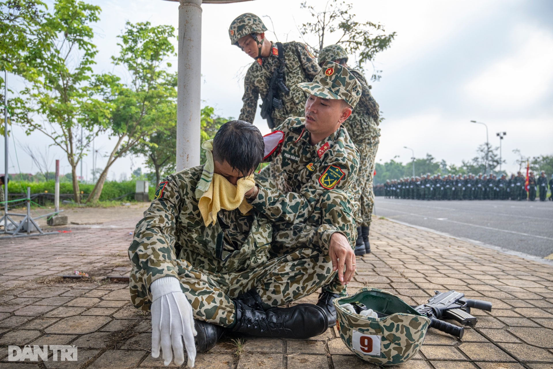 Dậy từ 3h sáng, người dân vượt trăm cây số cổ vũ các chiến sĩ tập diễu binh - 7 Dậy từ 3h sáng, người dân vượt trăm cây số cổ vũ các chiến sĩ tập diễu binh - 7
