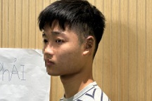 Chàng trai không có tai hồi hộp chờ phẫu thuật lần 3