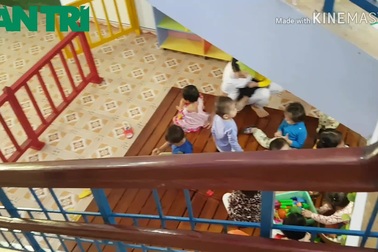 Cám cảnh học sinh mầm non học dưới… chân cầu thang