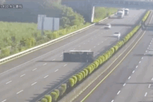 Xe Tesla đâm thẳng vào ô tô tải trên đường cao tốc - Do hệ thống tự lái?