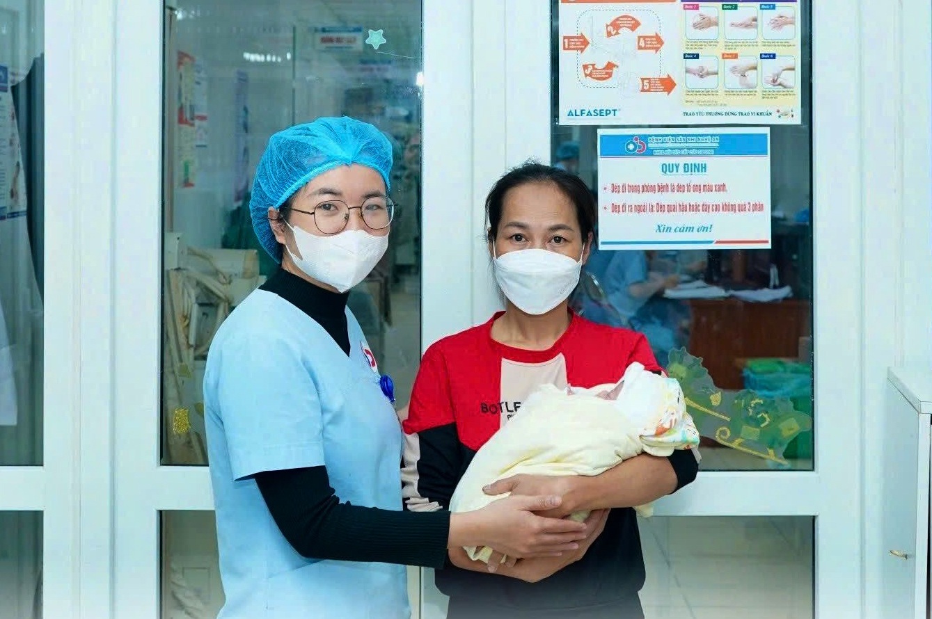 Bác sĩ kể 100 ngày chạy đua với tử thần cứu bé sinh non nặng hơn 5 lạng - 3 Bác sĩ kể 100 ngày chạy đua với tử thần cứu bé sinh non nặng hơn 5 lạng - 3