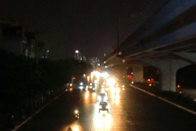 Dân nơm nớp sợ khi đi đường lớn giữa Hà Nội mà không có đèn chiếu sáng